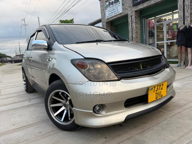 Toyota IST 2004 Gold