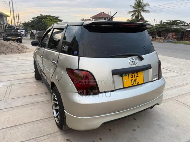 Toyota IST 2004 Gold