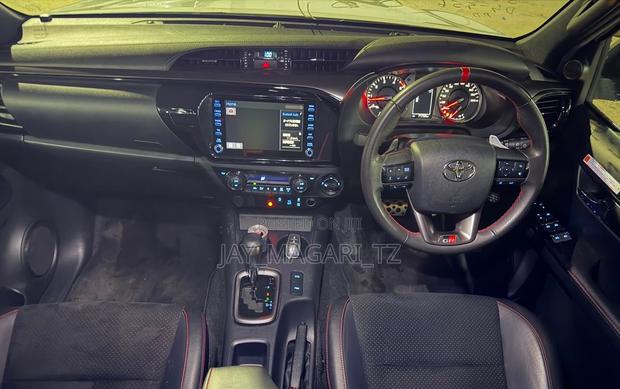 Toyota Hilux 2023 White