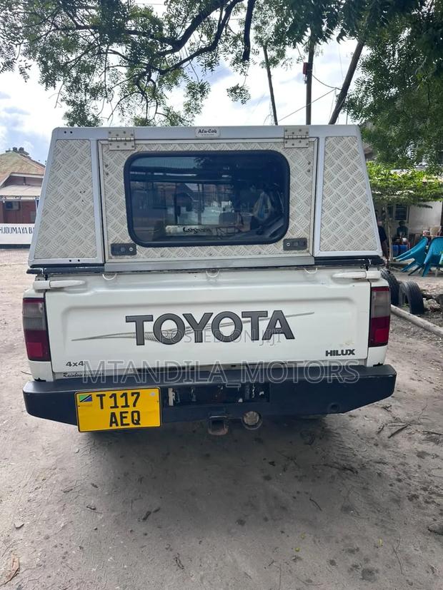Toyota Hilux 2.5 Cab 2005 White