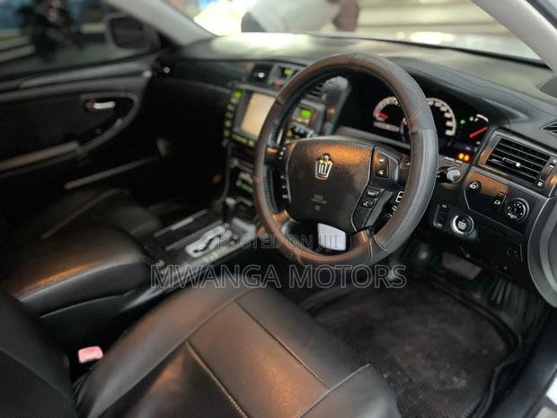 Toyota Crown 2006 White