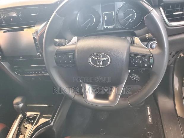 Toyota Fortuner 2024 Gold