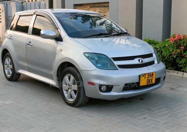 Toyota IST 2005