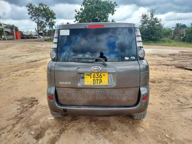 Toyota Sienta 2006 Gray