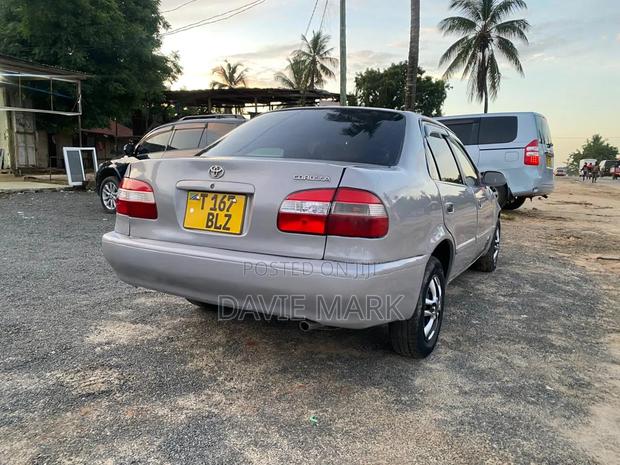 Toyota Corolla 2000 Gray