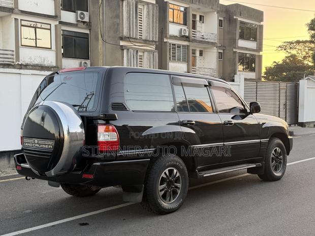 Toyota Land Cruiser 2000 Black