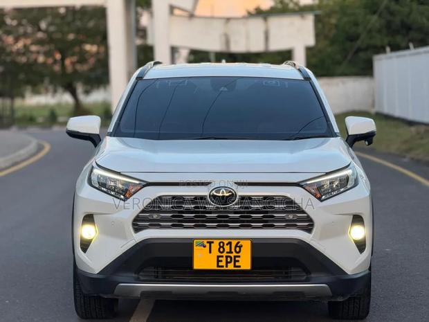 Toyota RAV4 Hybrid 2021 White