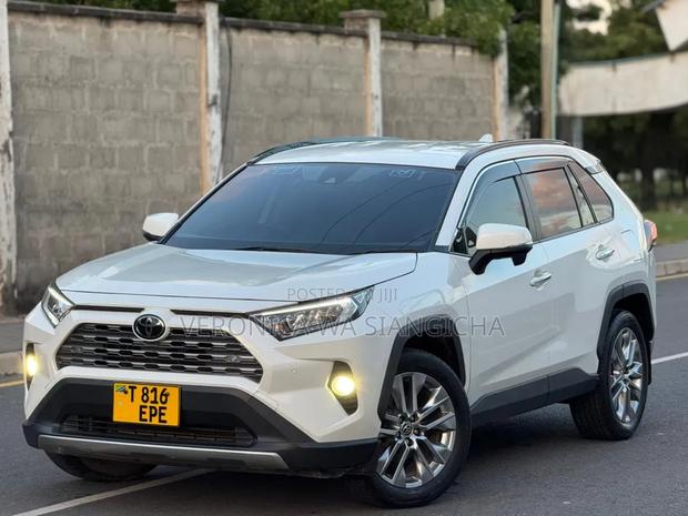 Toyota RAV4 Hybrid 2021 White