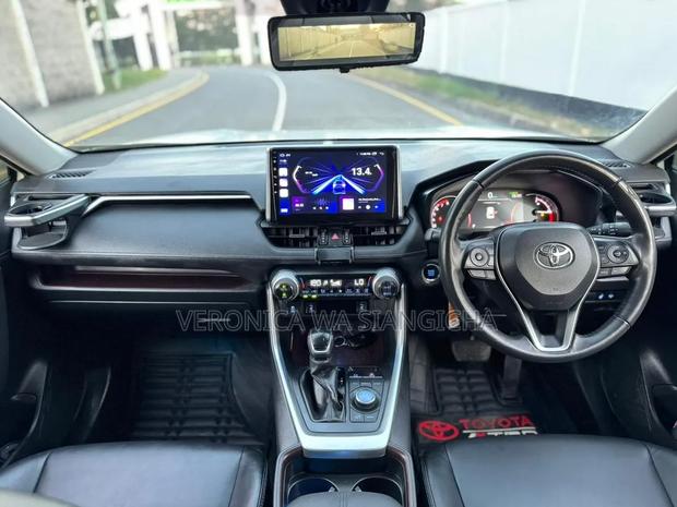Toyota RAV4 Hybrid 2021 White