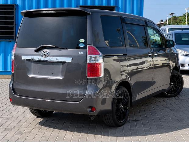 Toyota Noah 2009 Gray