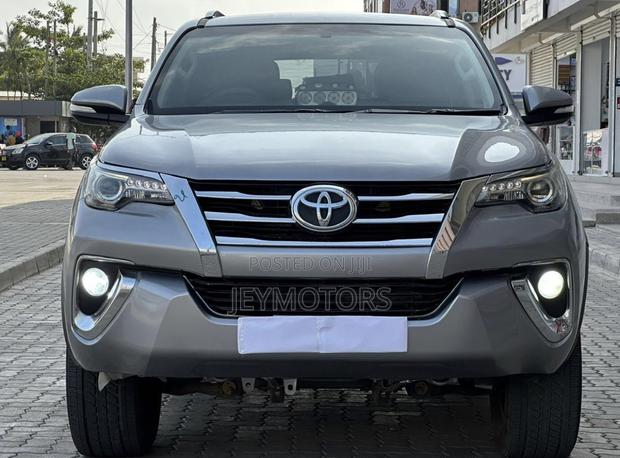 Toyota Fortuner 2018 Silver