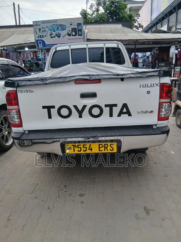 Toyota Hilux 2.5 D-4D 4X4 SRX 2011 White
