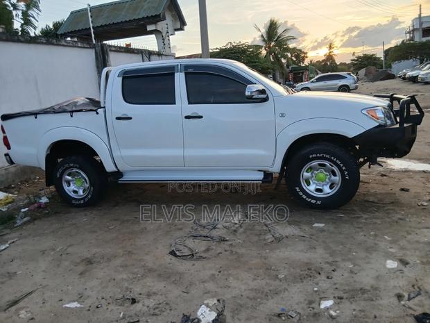 Toyota Hilux 2.5 D-4D 4X4 SRX 2011 White
