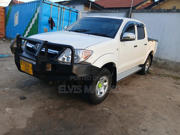 Toyota Hilux 2.5 D-4D 4X4 SRX 2011 White