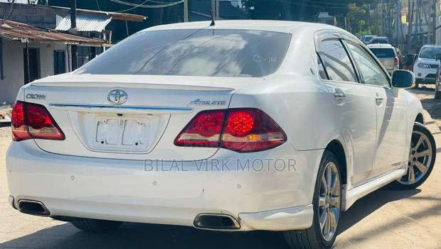 Toyota Crown 2010 White