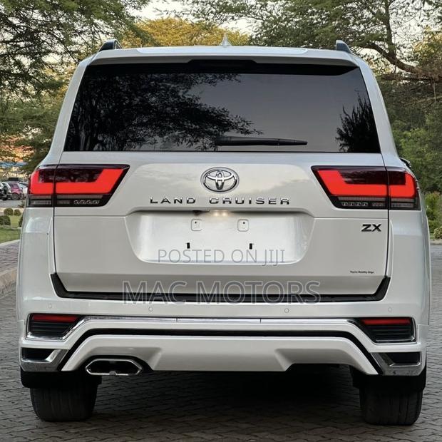 Toyota Land Cruiser LC300 2024 White