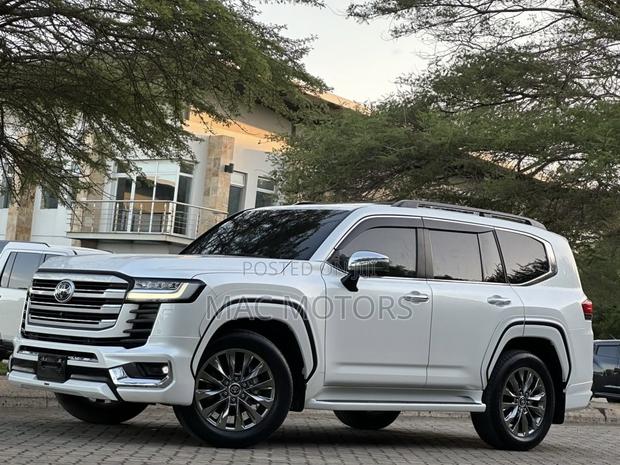 Toyota Land Cruiser LC300 2024 White