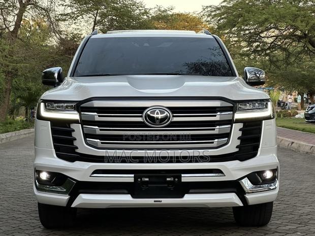 Toyota Land Cruiser LC300 2024 White