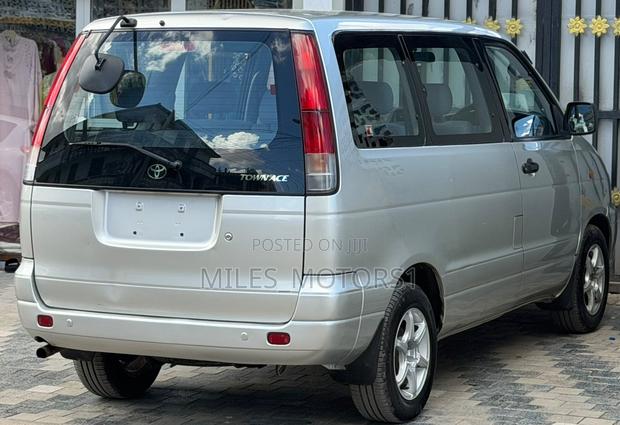 Toyota Noah 2001 Silver