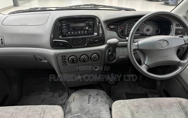 Toyota Noah 2004