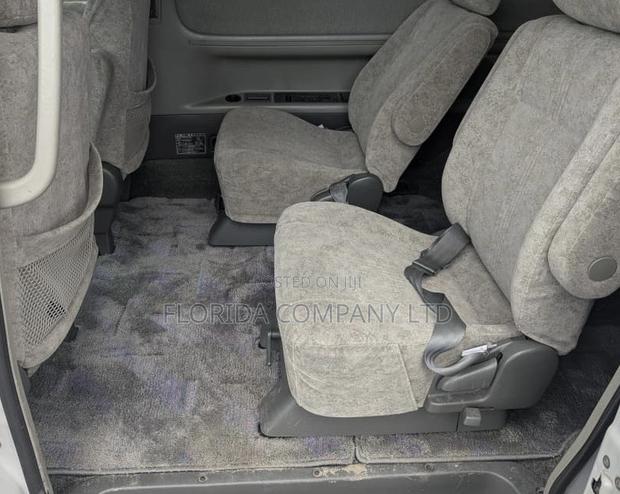 Toyota Noah 2004