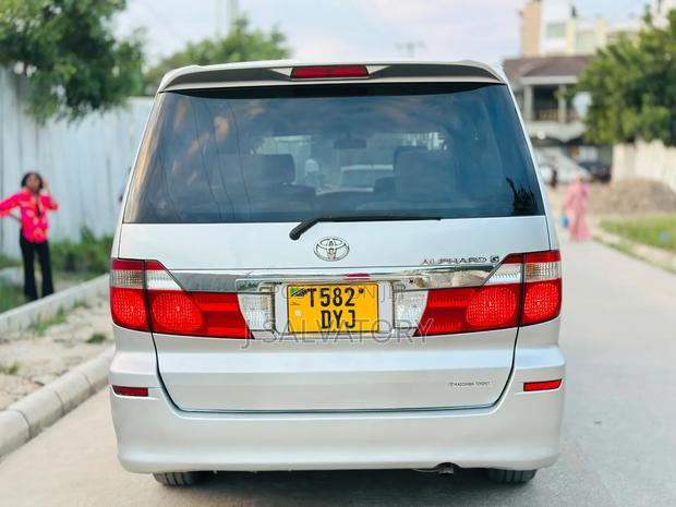 Toyota Alphard 2.4 Petrol AWD 2004 Silver