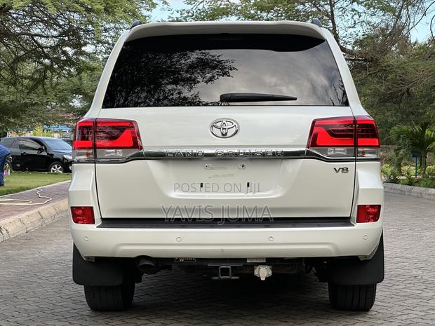 Toyota Land Cruiser 2016 White
