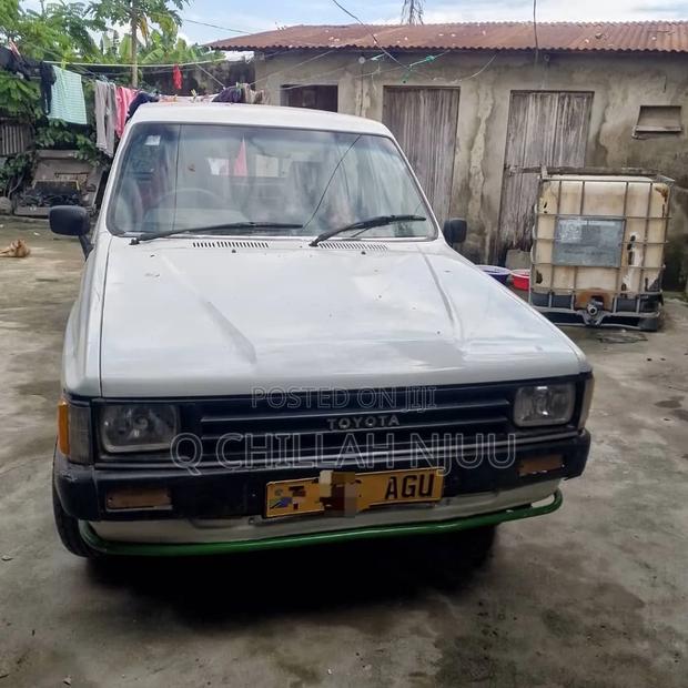 Toyota Hilux 2200 4x4 1986 White