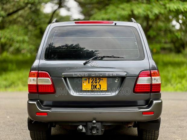 Toyota Land Cruiser 2004 Gray