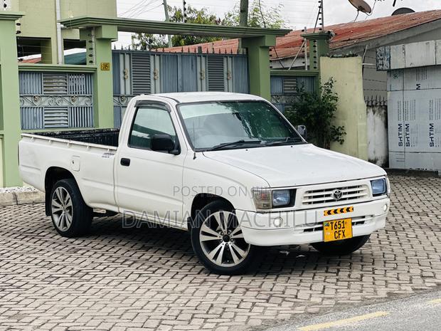 Toyota Hilux 2001 White