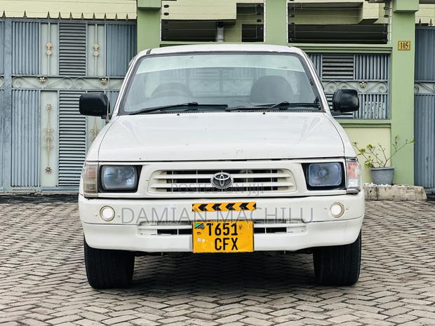 Toyota Hilux 2001 White