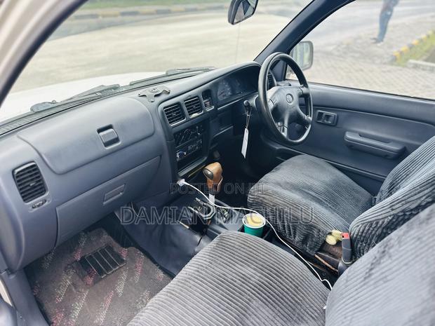 Toyota Hilux 2001 White