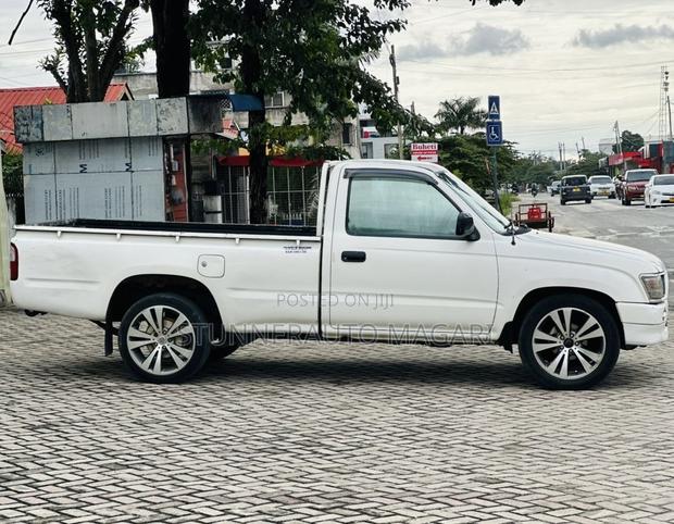 Toyota Hilux 2001 White