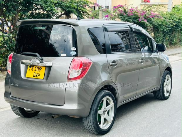 Toyota Ractis 2009 Gray