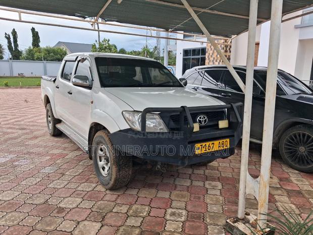 Toyota Hilux 2006 White