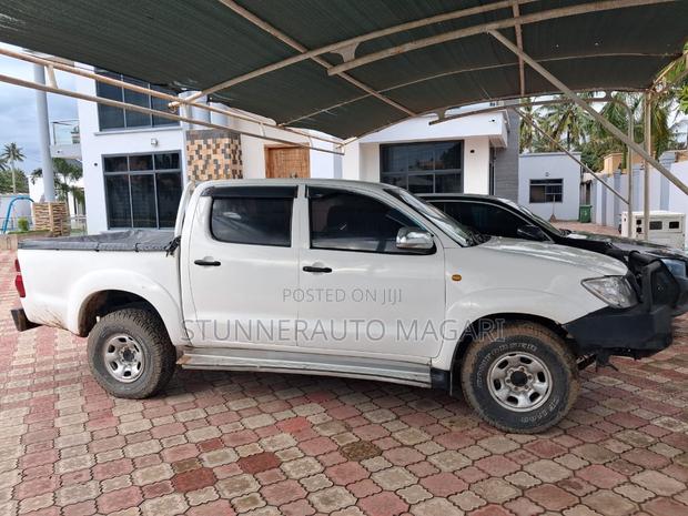 Toyota Hilux 2006 White