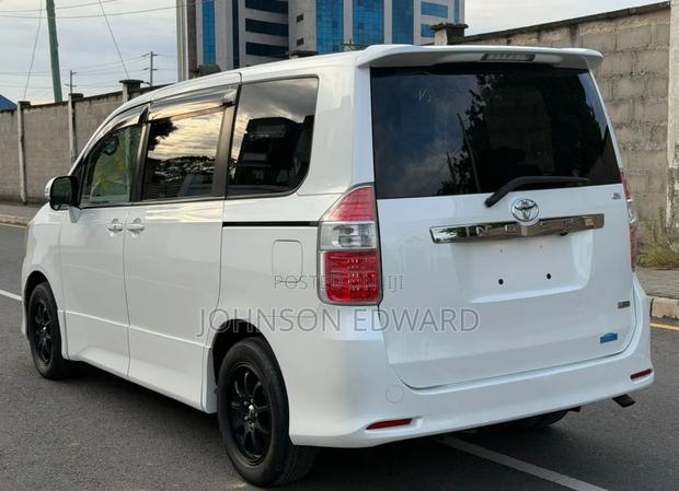 Toyota Noah 2009 White