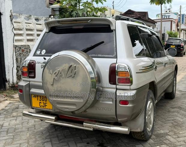 Toyota RAV4 Automatic 2000 White