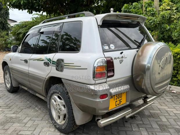 Toyota RAV4 Automatic 2000 White