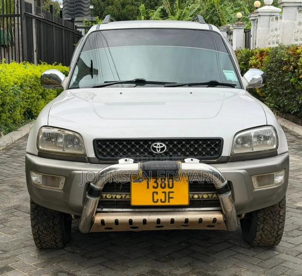 Toyota RAV4 Automatic 2000 White