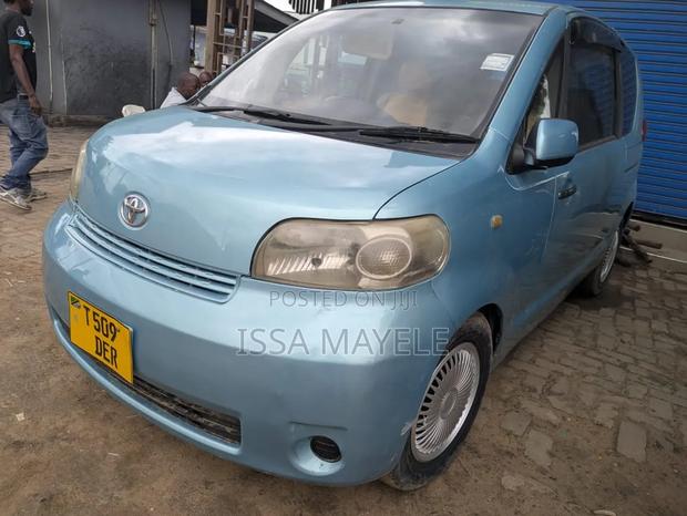 Toyota Porte 2005 Blue