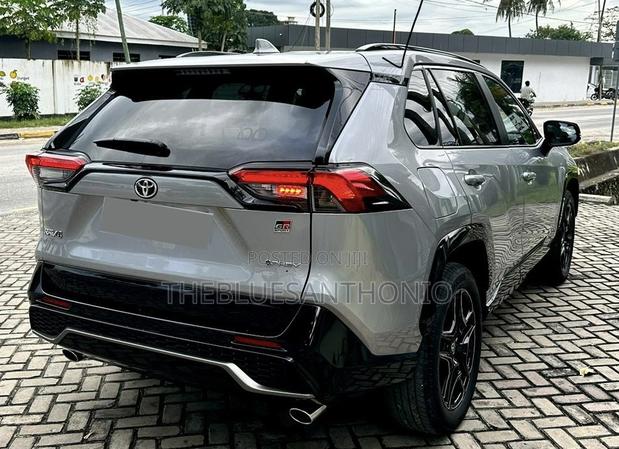 Toyota RAV4 Hybrid 2024 Silver