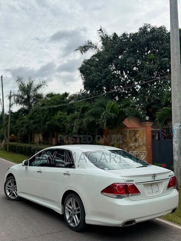 Toyota Crown 2010 White