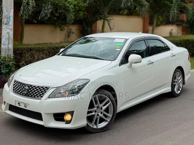 Toyota Crown 2010 White
