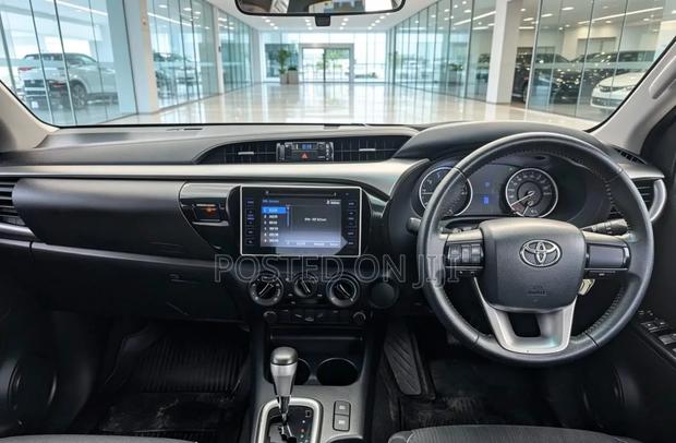Toyota Hilux 2021 Maroon