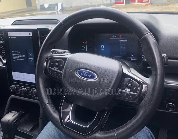 Ford Everest 2023 Black