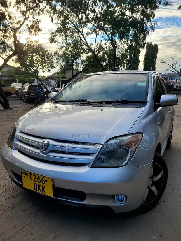 Toyota IST 2004 Silver