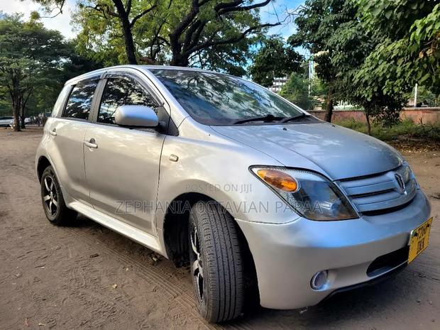 Toyota IST 2004 Silver