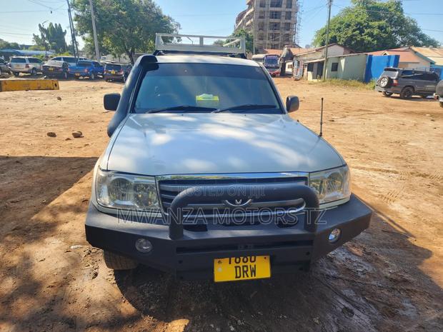 Toyota Land Cruiser 2006 White