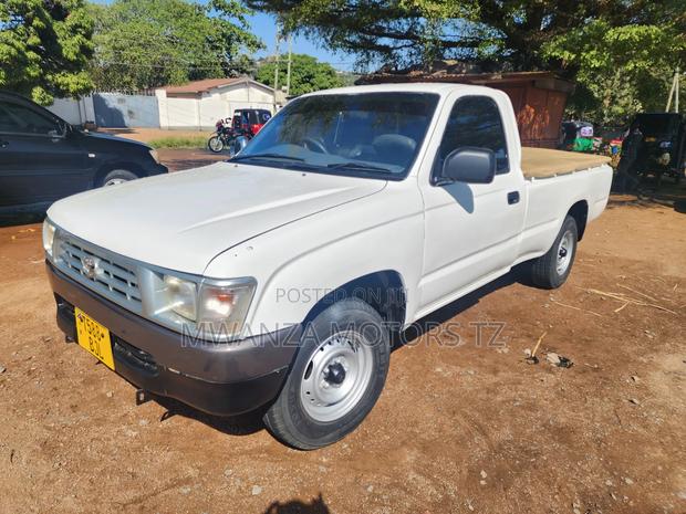 Toyota Hilux 2001 White